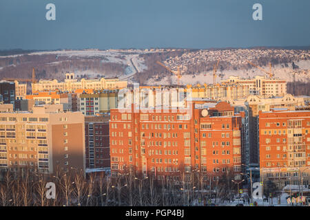 Kemerovo, Russie - 30 janvier 2018 - hiver Vue aérienne des bâtiments résidentiels à plusieurs étages préfabriqués Banque D'Images