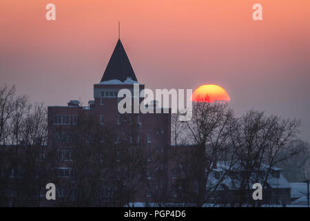 Kemerovo, Russie - 30 janvier 2018 - hiver vue aérienne de bâtiments résidentiels de plusieurs étages au coucher du soleil Banque D'Images