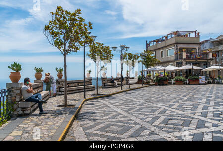 Vue panoramique à Castelmola, un ancien village médiéval situé au dessus de Taormina, sur le sommet de la montagne Mola. Sicile, Italie. Banque D'Images