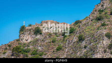 Castemola vu depuis le théâtre antique de Taormina, Sicile Italie. Banque D'Images