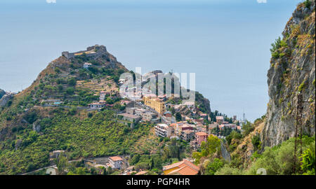 Château vu de Taormina Taormina, Sicile, Italie. Banque D'Images