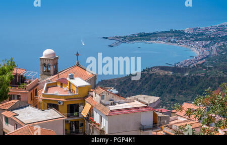 Vue panoramique à Castelmola, un ancien village médiéval situé au dessus de Taormina, sur le sommet de la montagne Mola. Sicile, Italie. Banque D'Images