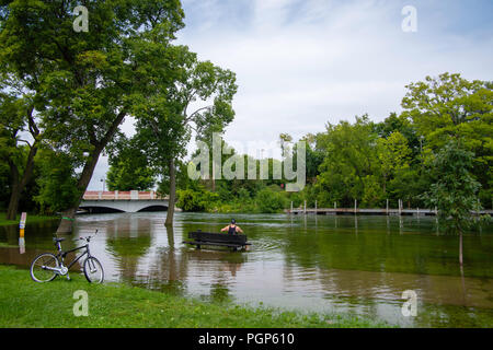 Des pluies excessives créent des conditions d'inondation dans la région de Madison, Wisconsin, USA. Avis de Tenney Park sous l'eau. Banque D'Images