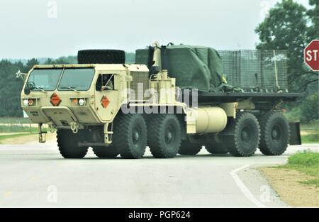 Des soldats à Fort McCoy, au Wisconsin, pour la 86e Division de formation Soutien au combat de l'exercice de formation 86-18-02 L'exploitation d'un véhicule militaire dans le sud de poster le 24 août 2018, à l'installation. La 86e tenue l'exercice dans le cadre de la réserve de l'Armée américaine du général commandant l'appui tactique Programme de formation. Des milliers de membres de service avec l'armée ainsi que d'autres services militaires et les militaires étrangers participent à l'exercice multinational, notamment Canadian armed forces membres. CSTX 86-18-02 est le second des deux CSTXs par la 86e lieu à Fort McCoy cette année. (U.S. Photo de l'armée S Banque D'Images