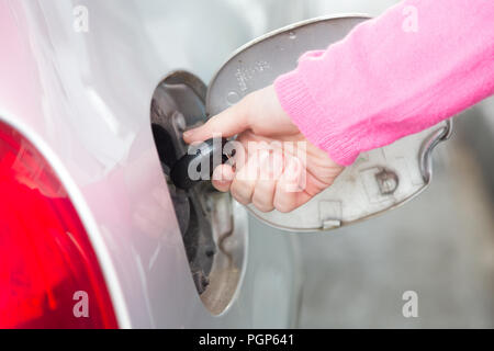 Libre d'une part l'ouverture du réservoir de carburant d'une automobile avec une clé. Banque D'Images