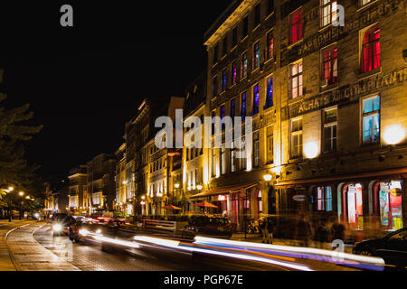 Paysage urbain de nuit dans le Vieux Montréal - paysage urbain sur la rue Notre-Dame Banque D'Images