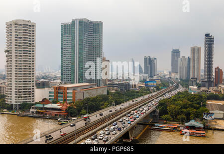 Occupé à Krung Thon buri Road, le Roi Taksin Bridge sur la rivière Chao Phraya, gratte-ciel emblématique de la cisjordanie Khlong San district, Bangkok, Thaïlande Banque D'Images