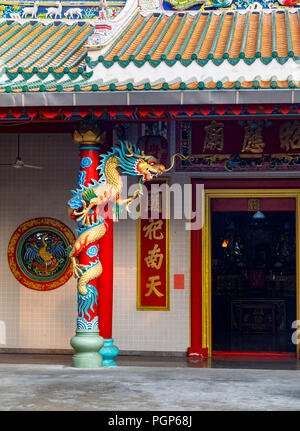 Dragon chinois pilier dans un temple chinois dans Charoen Krung 50 Alley, Khwaeng Bang Rak, Khet Bang Rak, Krung Thep Maha Nakhon, 10500 Bangkok, Thaïlande Banque D'Images