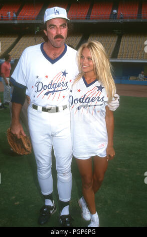 LOS ANGELES, CA - le 22 août : (L-R) Tom Selleck acteur et actrice Pamela Anderson assister à la 35e assemblée annuelle 'nuit' Celebrity Hollywood Allstars match de baseball le 22 août 1992 au Dodger Stadium à Los Angeles, Californie. Photo de Barry King/Alamy Stock Photo Banque D'Images