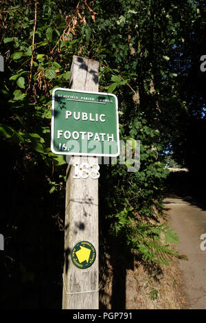 Sentier Public ombragé enseigne sur une promenade à travers le parc national de Peak District Banque D'Images