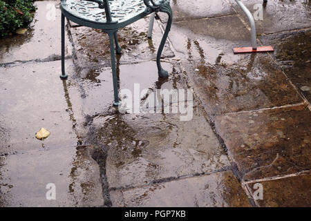 Dalles de sol en pierre dans la pluie. Cailloux humides pierres dans Yorkshire, Angleterre Banque D'Images