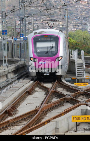 Mumbai Metro train intérieur et extérieur. Moderne, confortable, rapide, neuves et d'air conditionné moyen de transport à Mumbai en Inde, Banque D'Images