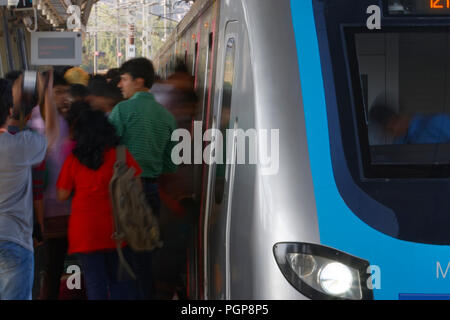 Mumbai Metro train intérieur et extérieur. Moderne, confortable, rapide, neuves et d'air conditionné moyen de transport à Mumbai en Inde, Banque D'Images
