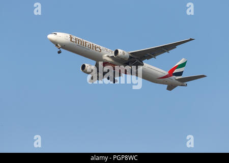 Les avions de différentes compagnies aériennes à Mumbai sky procéder à l'atterrissage, Mumbai, Inde. Banque D'Images