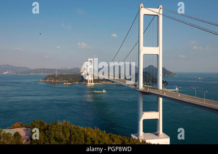 La photo montre Kaikyo Ohashi Kurushima, à 6,4 km du plus long pont suspendu du monde et structure de l'entrée de l'Setouchi Shimanami Kaid Banque D'Images