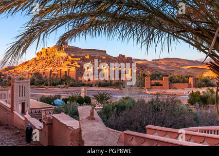 Vue du célèbre kasbah Maroc encadré par des frondes de palmiers. Des dizaines de films ont été tournés à Ait Benhaddou, y compris dans des scènes de Lawrence d'Arabie. Banque D'Images