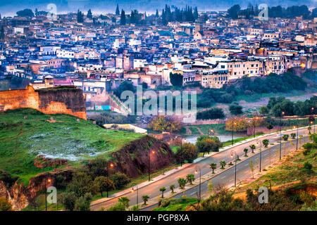 Maroc Fès Vue aérienne de la vieille ville et le périmètre moderne route à l'extérieur du mur médiéval. Le contraste de l'ancien et nouveau dans cette ville pittoresque. Banque D'Images