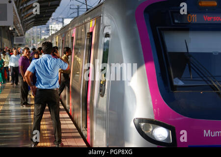 Mumbai Metro train intérieur et extérieur. Moderne, confortable, rapide, neuves et d'air conditionné moyen de transport à Mumbai en Inde, Banque D'Images