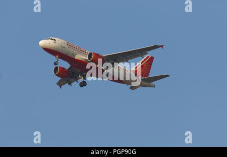 Les avions de différentes compagnies aériennes à Mumbai sky procéder à l'atterrissage, Mumbai, Inde. Banque D'Images