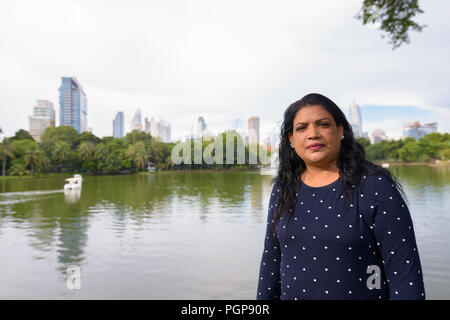 Portrait of young woman relaxing at the park Banque D'Images