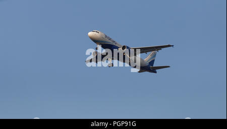 Les avions de différentes compagnies aériennes à Mumbai sky procéder à l'atterrissage, Mumbai, Inde. Banque D'Images