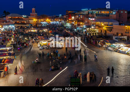 Maroc-DEC 24:le marché de nuit dans la médina, un site de l'UNESCO, à Marrakech, Maroc le 24 décembre 2012. Dans la soirée, la place se remplit de nourriture Banque D'Images