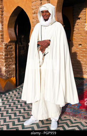 Maroc-JAN 2, 2013 : hôtel haut de portier dans un costume maure blanc. Le grand homme est du Mali, où beaucoup de gens recherchent des emplois à l'étranger en raison d'un chômage élevé Banque D'Images