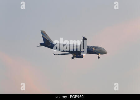 Les avions de différentes compagnies aériennes à Mumbai sky procéder à l'atterrissage, Mumbai, Inde. Banque D'Images