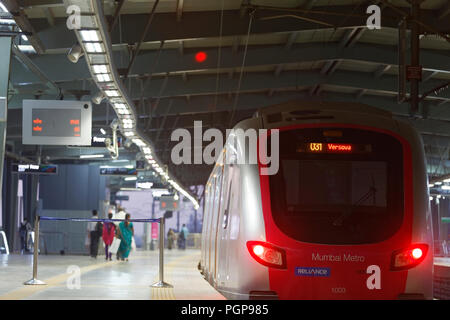Mumbai Metro train intérieur et extérieur. Moderne, confortable, rapide, neuves et d'air conditionné moyen de transport à Mumbai en Inde, Banque D'Images