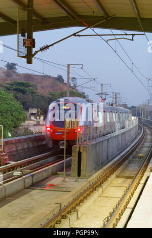 Mumbai Metro train intérieur et extérieur. Moderne, confortable, rapide, neuves et d'air conditionné moyen de transport à Mumbai en Inde, Banque D'Images
