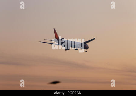 Les avions de différentes compagnies aériennes à Mumbai sky procéder à l'atterrissage, Mumbai, Inde. Banque D'Images