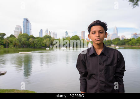 Portrait de jeune garçon indien au parc de détente Banque D'Images