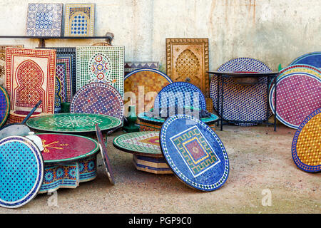 Le Maroc en mosaïque colorée plateaux de table et fontaines affiché pour la vente à un grand atelier à Fès, un centre de poterie et de mosaïque fines marocaines. Banque D'Images