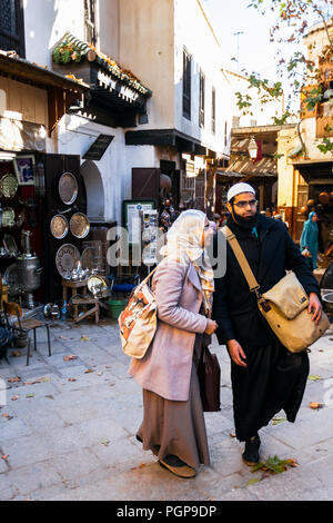 Fes, Maroc, deux locaux en costume traditionnel vu shopping dans la médina historique sur le marché, le 3 janvier 2013. Banque D'Images