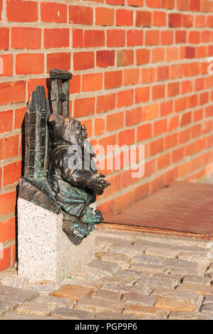 Petite rukarz "nain" Kacper, statue gnome à Wroclaw, Pologne, août 2018 Banque D'Images