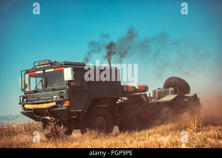Off-road de camion 4x4 en descente. Banque D'Images