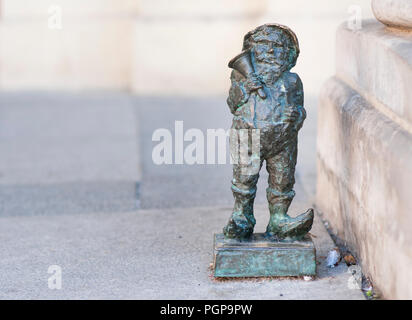 Petite Gieldus "nain", statue de gnome dans Wroclaw, Pologne, août 2018 Banque D'Images