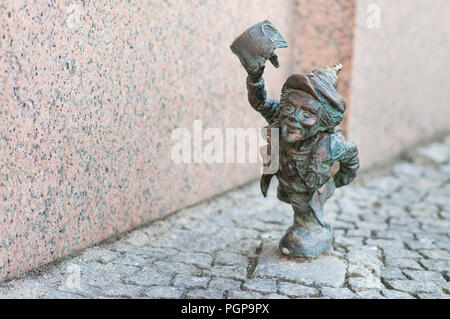 Petit 'nain' Ottus, statue gnome à Wroclaw, Pologne, août 2018 Banque D'Images