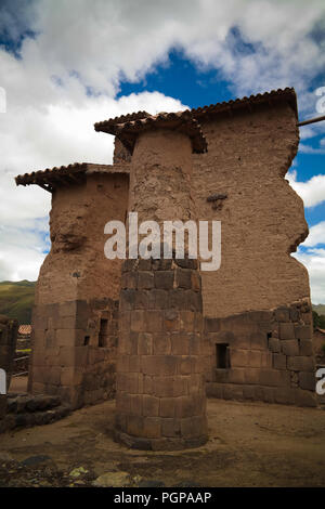 Vue de Temple de Wiracocha faite avec la maçonnerie polygonale au site archéologique de Raqchi à Cuzco, Pérou Banque D'Images