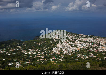 Vue aérienne de la ville d'Anacapri, sur la mer tyrrhénienne, l'île de Capri, Italie Banque D'Images