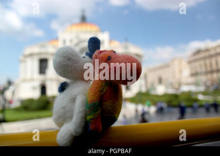 Troll Moomin couple voyageant autour du globe, Bella Palace mexicain sur l'arrière-plan, la ville de Mexico, Palacio de Bellas Artes, Mexique Banque D'Images