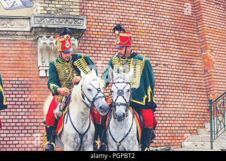 BUDAPEST, HONGRIE - le 27 juin 2018 : Hussards à cheval près de Château de Buda. Cavalerie hussard en uniforme de fête traditionnel de la gamme Banque D'Images