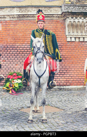 BUDAPEST, HONGRIE - le 27 juin 2018 : Hussards à cheval près de Château de Buda. Cavalerie hussard en uniforme de fête traditionnel de la gamme Banque D'Images