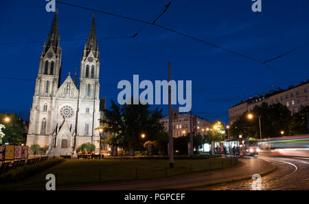 Les célèbres tramways et église Saint Ludmila, Prague, République tchèque. Banque D'Images