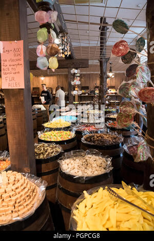Le célèbre magasin de bonbons's dans le centre de Prague, République tchèque. Banque D'Images