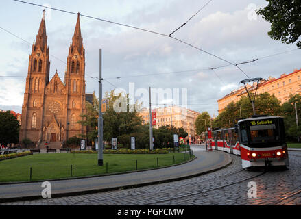 Les célèbres tramways et église Saint Ludmila, Prague, République tchèque. Banque D'Images