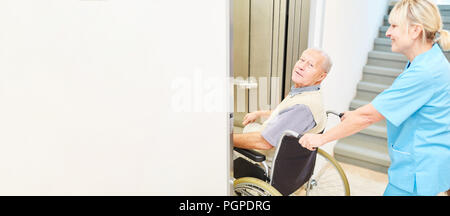 Les cadres supérieurs est poussé en fauteuil roulant après un AVC par une infirmière en gériatrie dans un ascenseur Banque D'Images