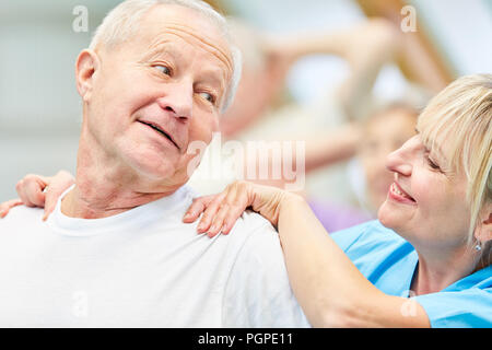 Donne un thérapeute senior massage du dos en physiothérapie Banque D'Images