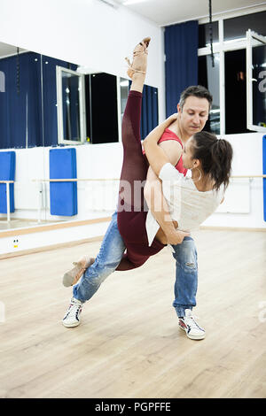 Beaux danseurs profiter de chaque bit de la chorégraphie. Le mouvement de corps attrayant Banque D'Images