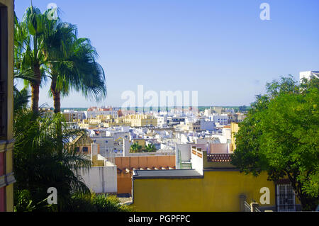 Vue sur la ville d'été, maisons blanches, des palmiers et ciel bleu, Espagne Banque D'Images